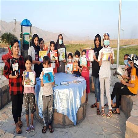 کتابخوانی در پارک محله